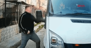 Trafikte tartıştığı kişinin kamyonetini yumrukladı