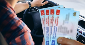 Trafikte telefona bakan yandı: Ehliyetine anında el konulacak