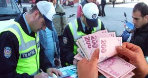 Trafikte yakalanan 140 bin lira ödeyecek: Süre uzatıldı ama başvuru merkezleri yine boş kaldı