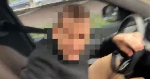 Trafikte yenidoğan bebekli aileye silah çekti!