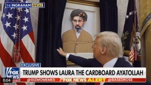 Trump, Mücteba Hamaney’in kartondan yapılmış portresini sergiliyor