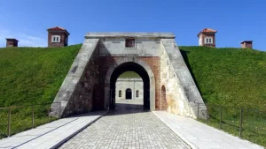 TÜ Senatosu’ndan Balkan Savaşları şehitlerine tabyada anma; kanlı sancağa karanfil bıraktılar