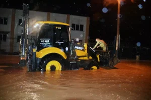 Turgutlu’da Şiddetli Yağış Hayatı Felç Etti