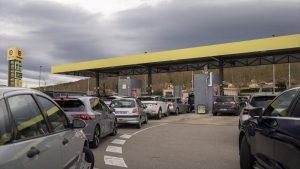 Ucuz akaryakıt için sınırı geçiyorlar: Fransız ve Portekizliler İspanya’ya akın ediyor