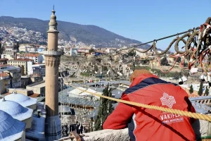 Ulu Cami’ye ‘Zekat Berekettir’ Mahyası Asıldı