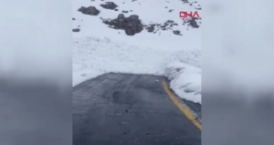 Uludere’de çığ düştü, yol kapandı