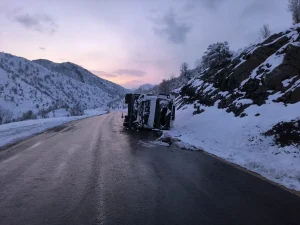 Uludere’de Kamyon Devrildi: 2 Yaralı