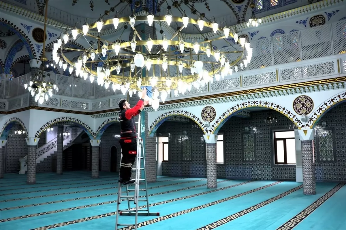 Ümraniye’de Camiler Ramazan Bayramı için Temizlendi