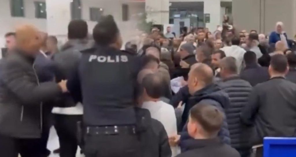 Umreciler Havalimanında birbirine girdi! Polis müdahale etti