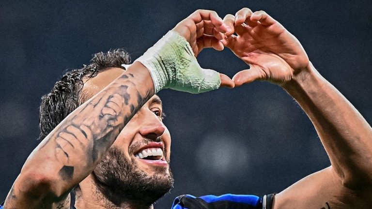 Ünlü futbolcu Hakan Çalhanoğlu evliliğin sırrını verdi: O konuşuyor, ben dinlemiyorum