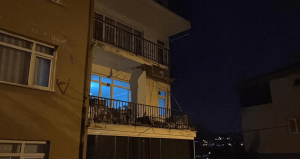 Üsküdar’da panik anları: Balkon çöktü, bina tahliye edildi