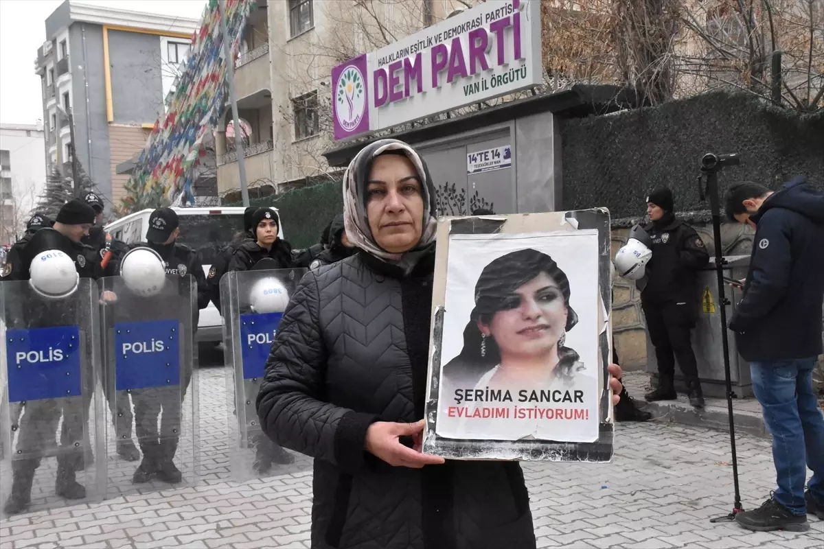 Van’da ailelerin evlat nöbeti devam ediyor