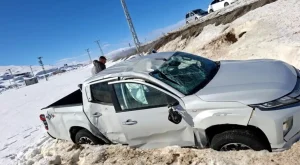 Van’da Kamyonet Şarampole Yuvarlandı