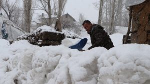 Van’da kar yağışıyla mücadele sürüyor