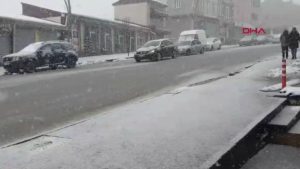 Van’da kardan kapanan yolları açmak için çalışmalar sürüyor