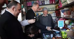 Veresiye defterini tartıp 50 bin TL’ye satın aldı