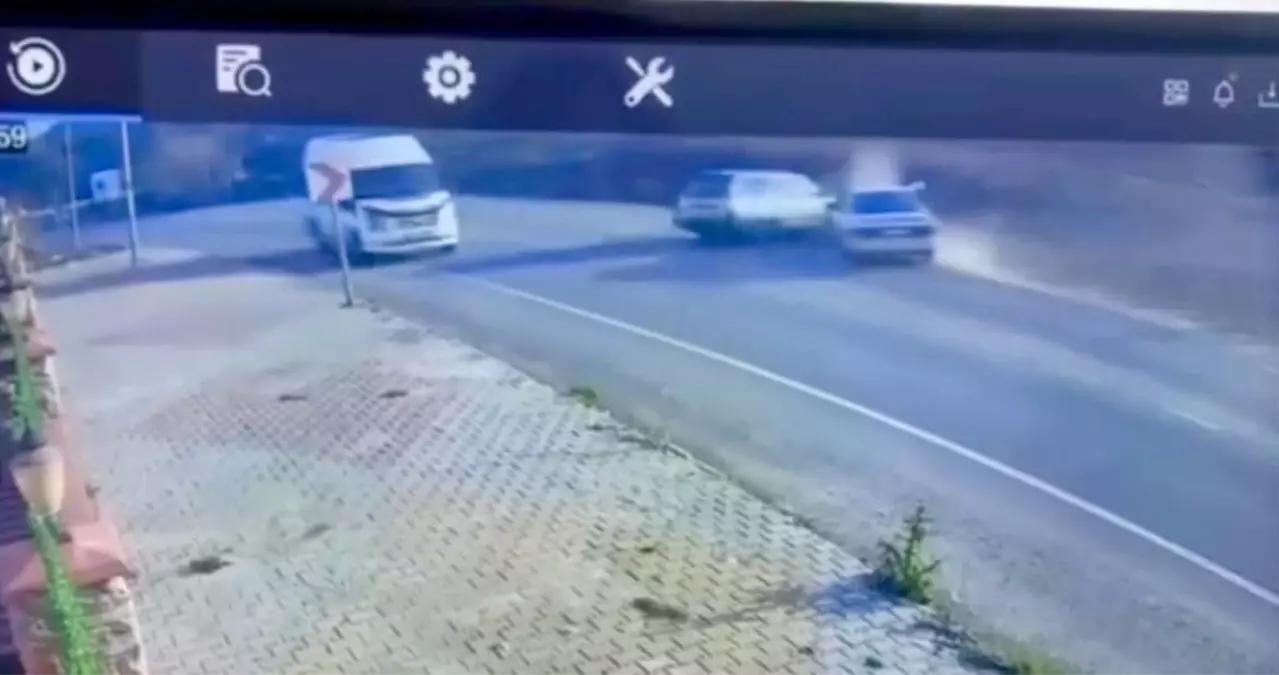 Virajda iki otomobil birbirine girdi: 1 ölü, 1 yaralı