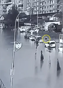 Yağmur Sonrası Kaldırımda Çukura Düşme Anı