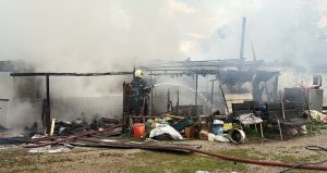 Yangına müdahale etmek istediler, alevlerin arasında kaldılar