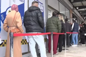 Yasağa saatler kaldı, kuyruk uzadıkça uzadı