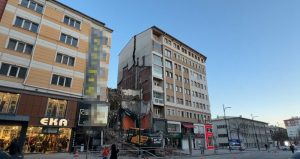 Yıkım faciaya neden oluyordu: 21 daire boşaltıldı