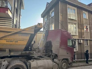 Yokuşta Kayarak Düşen Kamyon Sürücüsü Yaralandı