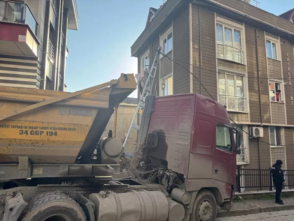 Yokuşta Kayarak Düşen Kamyon Sürücüsü Yaralandı