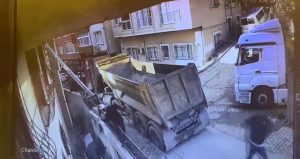 Yokuştan kayan kamyonu durdurmak isterken 5 metreden düşerek öldü