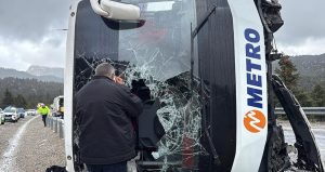 Yolcu otobüsü devrildi! 2’si ağır, 15 yaralı