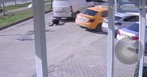 Yolun ortasında cep telefonuna bakan yayaya kamyonet çarptı