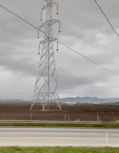 Yüksek Gerilim Hattında İp Cambazı Gibiler