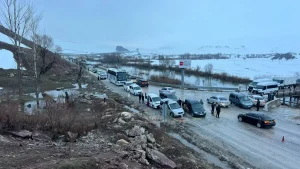Yüksekova’da Heyelan Kapanan Yol Yeniden Açıldı