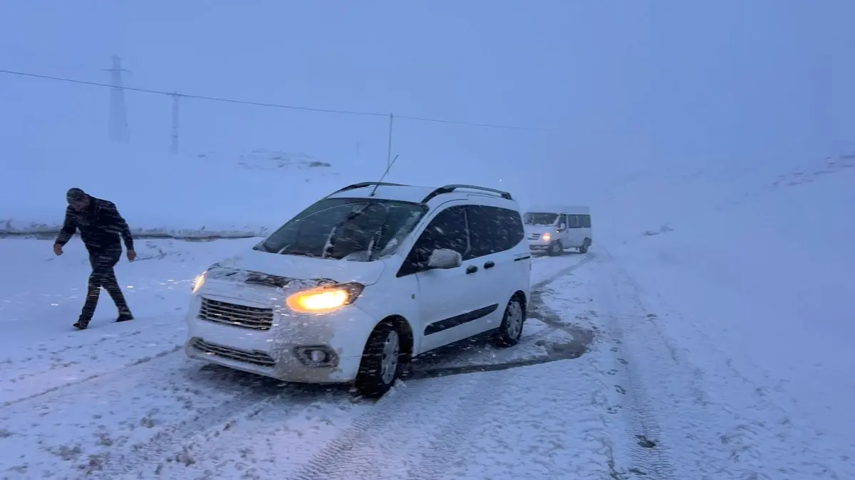 Yüksekova’da Kar ve Tipi Ulaşımı Olumsuz Etkiledi