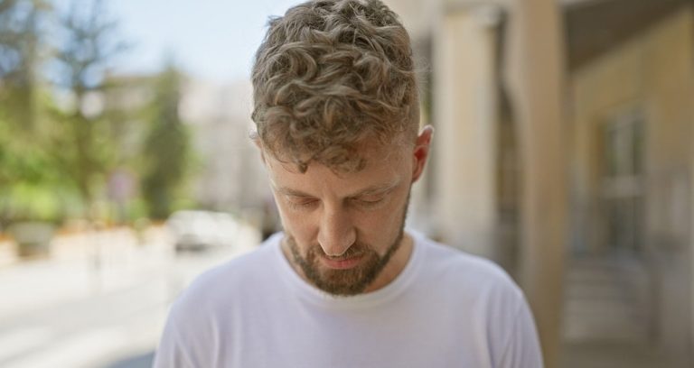 Yürürken yere bakan herkes risk altında! O hastalığa sahip olabilirsiniz