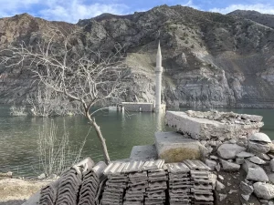 Yusufeli Barajı’nda Sular Çekildi, Eski Köyler Ortaya Çıktı