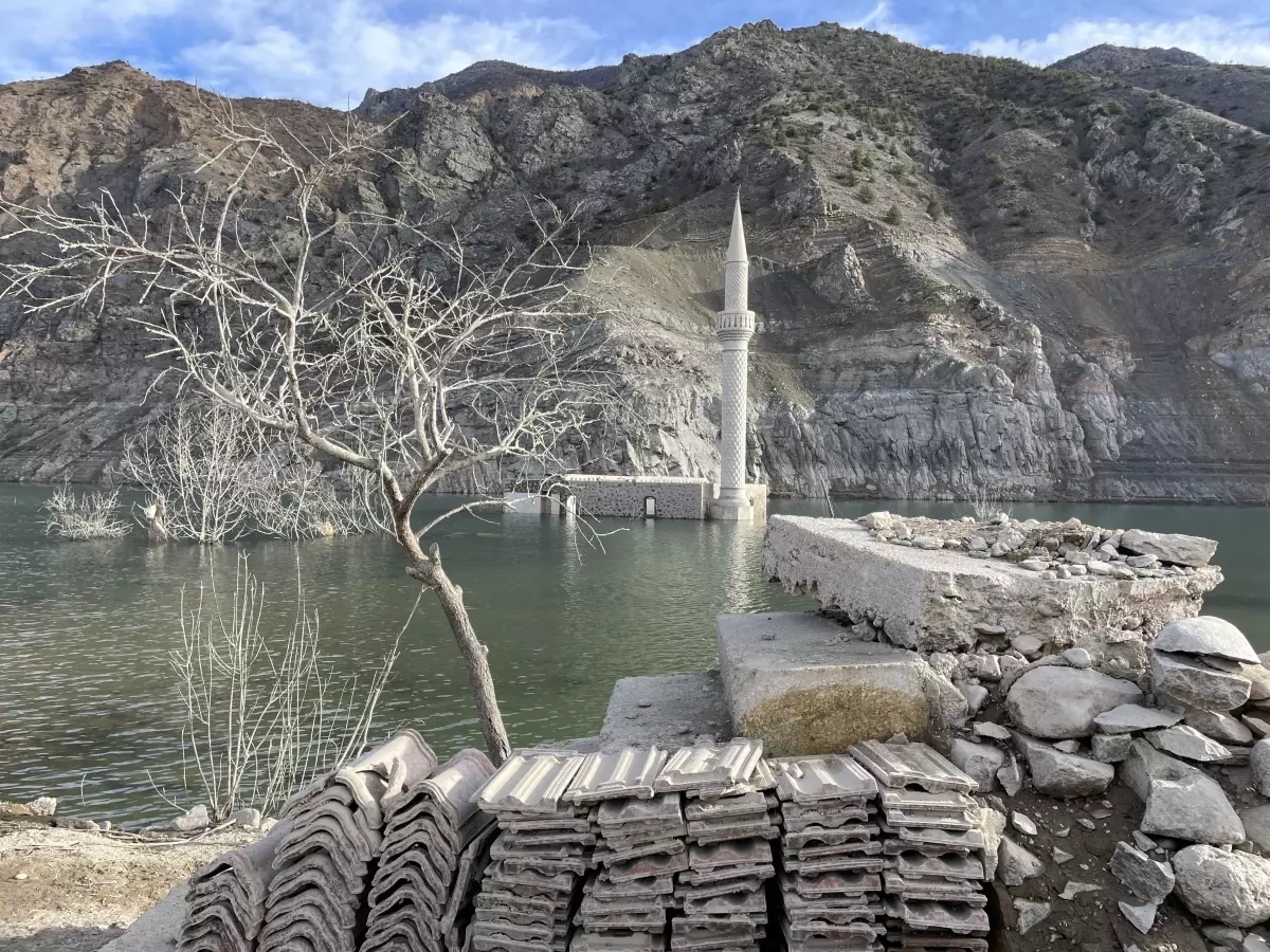Yusufeli Barajı’nda Sular Çekildi, Eski Köyler Ortaya Çıktı