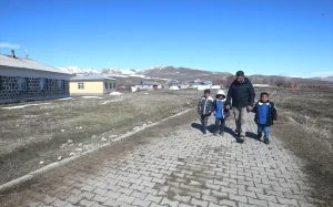 Zorlu Koşullarda Fedakar Öğretmen