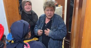 13 köpeğiyle yaşadığı dairede uyuyakaldı; itfaiye kapıyı kırınca uyandı