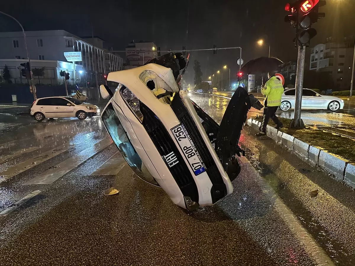 Antalya’da Otomobil Devrildi