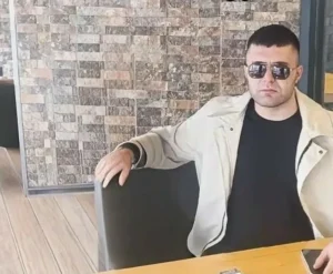 Evinde uyurken balkondan giren kişi tarafından öldürüldü