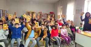 Gelibolu’da Öğrenciler Tarihi Çınar Altında Kitap Okudu