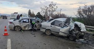 İki otomobilin çarpıştığı kazada 4 kişi öldü, 2 kişi yaralandı