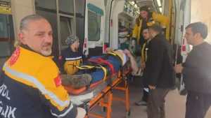 Tamir için çıktığı 3 katlı binanın çatısından düşüp ağır yaralandı