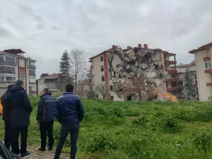 Tekirdağ’da Riskli Dairelerin Yıkımına Başlandı